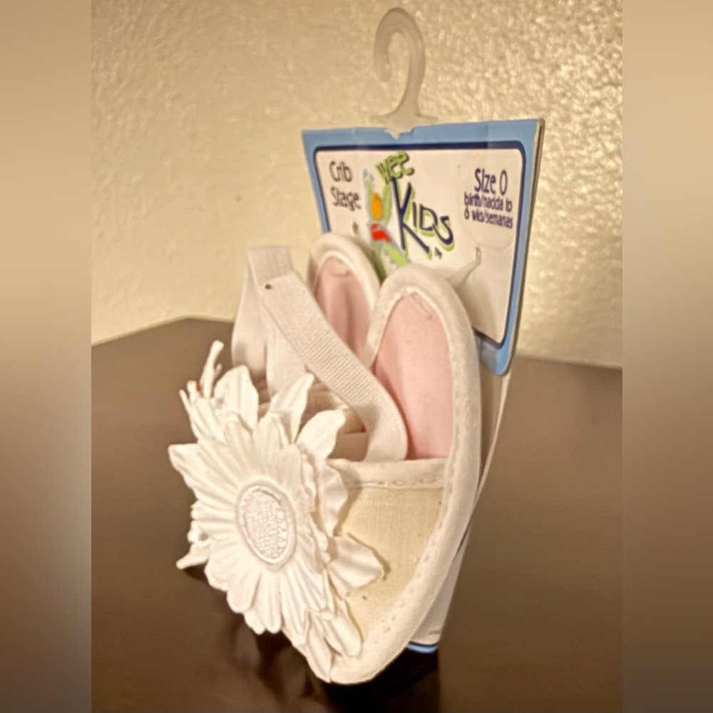 Wee Kids White Floral Baby Crib Shoes Sandals Size 0 New Soft Sole Infant - Picture 2 of 2